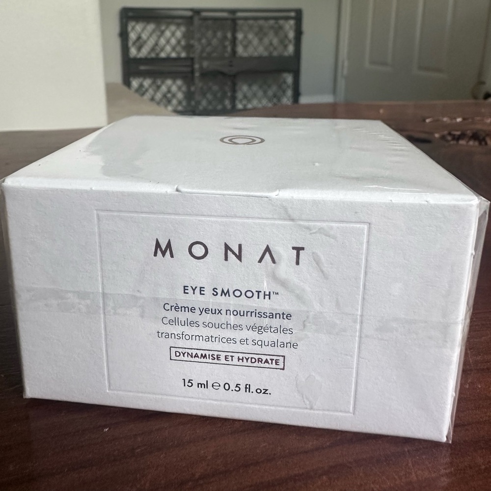 Monat eye smooth